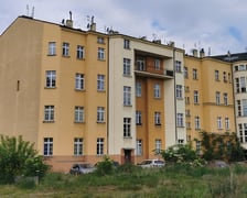 <h3>Plac Katedralny 11-12/8, Plac Grunwaldzki, Śr&oacute;dmieście. Cena: 2.120.000 zł</h3>
<ul>
<li>Powierzchnia lokalu: 221,08 mkw.</li>
</ul>
<p>Lokal składa się z dziewięciu pokoi, w tym jednego z aneksem kuchennym, dw&oacute;ch kuchni, dw&oacute;ch łazienek z wc, łazienki, wc, garderoby i czterech przedpokoi. Położony na IV kondygnacji (III piętro).<span style="font-weight: bold;"><strong> Cena wywoławcza: 2.120.000 zł</strong></span></p>