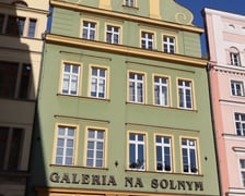 <h2>Plac Solny 11/2, Stare Miasto. Cena: 560.000 zł</h2>
<p>Lokal mieszkalny położony na I piętrze pięknej kamienicy w jednej z najbardziej prestiżowych i rozpoznawalnych lokalizacji Wrocławia &ndash; przy placu Solnym. Mieszkanie składa się z przestronnego pokoju, garderoby, oddzielnej kuchni, łazienki z wc oraz przedpokoju, co zapewnia funkcjonalny układ pomieszczeń i daje szerokie możliwości aranżacyjne.</p>
<p>&nbsp;</p>
<ul>
<li>Powierzchnia lokalu: 43,61 m&sup2;</li>
<li>Cena wywoławcza: 560.000 zł</li>
</ul>