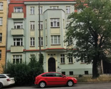 <h3>Ulica Przestrzenna 42/9, Południe, Krzyki. Cena: 710.000 zł</h3>
<ul>
<li>Powierzchnia lokalu: 88,68 mkw.</li>
</ul>
<p>Lokal składa się z trzech pokoi, kuchni, łazienki z wc i przedpokoju. Położony na IV kondygnacji (III piętro). <span style="font-weight: bold;"><strong>Cena wywoławcza: 710.000 zł.</strong></span></p>