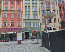 <h3>Rynek 14/5, Stare Miasto. Cena: 950.000 zł</h3>
<p>Lokal mieszkalny składa się z dw&oacute;ch ustawnych pokoi, oddzielnej kuchni, łazienki z WC, garderoby oraz przedpokoju. Układ pomieszczeń został zaprojektowany w spos&oacute;b praktyczny, umożliwiający wygodne codzienne użytkowanie oraz swobodną aranżację przestrzeni zgodnie z indywidualnymi potrzebami. Dodatkowym atutem nieruchomości jest przynależna kom&oacute;rka piwniczna, dostępna z części wsp&oacute;lnych budynku.</p>
<ul>
<li>Powierzchnia lokalu: 70,99 m&sup2;</li>
<li>Cena wywoławcza: 950.000 zł</li>
</ul>