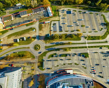 Zdjęcie lotnicze z zaznaczonym miejscem, gdzie powstanie nowa inwestycja mieszkaniowa pomiędzy parkingiem centrum handlowego Magnolia Park a towarowymi torami  kolejowymi