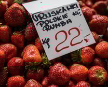 <p>Cena polskich truskawek na stoisku w Hali Targowej</p>