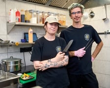 <p>Kucharze Vegan AF Ramen przy ul. Oławskiej</p>