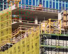 <p>Wysoka liczba mieszkań w ofercie wrocławskich deweloper&oacute;w sięgająca blisko 8,5 tysiąca lokali, chwilowa stabilizacja cen, a także dalsze prognozy wzrostu wynagrodzeń mogą być właśnie najlepszym momentem na zakup wymarzonego mieszkania dla os&oacute;b, kt&oacute;re są w stanie zaciągnąć kredyt hipoteczny przy aktualnym i historycznie wysokim oprocentowaniu oraz tych gotowych kupić lokum za got&oacute;wkę.</p>