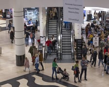 Kobiety, mężczyźni, dzieci w centrach handlowych. Niedziela handlowa 2025. Kiedy wypadają niedziele handlowe w 2025 roku?