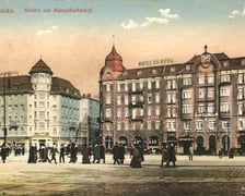 Lata 1910-1914. Po lewej Hotel Kronprinz (obecnie hotel Piast), po prawej Hotel Du Nord (hotel Grand), pomiędzy nimi obecna ul. Kołłątaja. Zdjęcie zrobiono sprzed Dworca Głównego