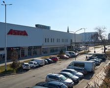 Luty 2025 r. Nowe lokale usługowe, hala sportowa, większy parking i instalacja fotowoltaiczna – Centrum Handlowe Astra na Gądowie właśnie kończy kilkuletni remont.