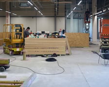 Luty 2025 r. Nowe lokale usługowe, hala sportowa, większy parking i instalacja fotowoltaiczna – Centrum Handlowe Astra na Gądowie właśnie kończy kilkuletni remont.