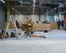 Luty 2025 r. Nowe lokale usługowe, hala sportowa, większy parking i instalacja fotowoltaiczna – Centrum Handlowe Astra na Gądowie właśnie kończy kilkuletni remont.