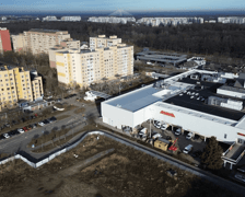 Luty 2025 r. Nowe lokale usługowe, hala sportowa, większy parking i instalacja fotowoltaiczna – Centrum Handlowe Astra na Gądowie właśnie kończy kilkuletni remont.