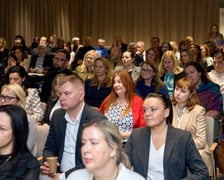 Uczestnicy  konferencji „Mix pokoleń = max wyników. Pokolenie Z i 50+ na rynku pracy”