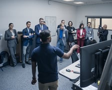 Spółka GE Aerospace ogłosiła w poniedziałek 24 marca oficjalne otwarcie nowoczesnego zakładu obsługi technicznej silników lotniczych XEOS w Środzie Śląskiej koło Wrocławia