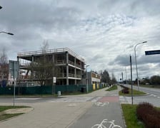 Na Stabłowicach, u zbiegu ulic Wojanowskiej i Arachidowej powstaje lokalne centrum handlowo- usługowe