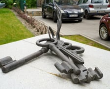 Zagospodarowany przez dewelopera teren z instalacją Pamięć