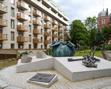 Zagospodarowany przez dewelopera teren z instalacją Pamięć