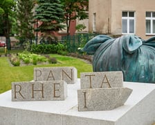 Zagospodarowany przez dewelopera teren z instalacją Pamięć