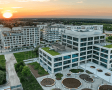 Zdjęcie lotnicze, na pierwszym planie biurowiec na Nowych Żernikach, w tle budynki na osiedlu.