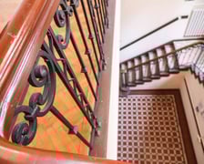 Neobarokowy gmach pod adresem Powstańców Śląskich 134-138, widok z roku 2025