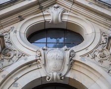 Neobarokowy gmach pod adresem Powstańców Śląskich 134-138, widok z roku 2025