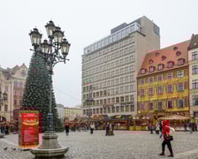 Gmach na rogu Solnego i Rynku w końcówce przebudowy na hotel, 2 grudnia 2025