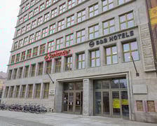 Gmach na rogu Solnego i Rynku w końcówce przebudowy na hotel, 2 grudnia 2025