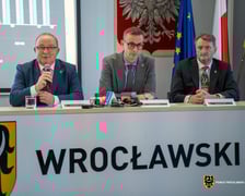 Od lewej strony siedzą: starosta Włodzimierz Chlebosz, wicestarosta Marcin Korytko i członek zarządu powiatu wrocławskiego Hieronim Kuryś