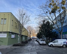 To są ostatnie miesiące znanego pawilonu „kwadraciak” przy ul. Komandorskiej 147 oraz budynku przy ul. Trwałej 7.