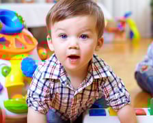 <h2>Ile wynosi wsparcie z programu &bdquo;Aktywni rodzice w pracy&rdquo;?</h2>
<ul>
<li>1500 zł miesięcznie przez okres do 24 miesięcy lub 1900 zł miesięcznie, jeśli dziecko posiada orzeczenie o niepełnosprawności.</li>
<li>Świadczenie przysługuje maksymalnie przez dwa lata i obejmuje okres od 12. do 35. miesiąca życia dziecka.</li>
</ul>