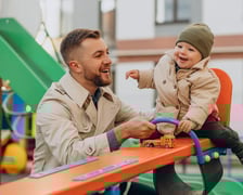 <h2>Kto może skorzystać z programu &bdquo;Aktywni rodzice&rdquo;?</h2>
<p>Z dofinansowania mogą skorzystać: pracujący rodzice, opiekunowie faktyczni dziecka, rodziny zastępcze, osoby prowadzące rodzinny dom dziecka.</p>
<p>- Warunkiem jest jednak to, aby dziecko nie uczęszczało do żłobka, przedszkola, klubu dziecięcego ani nie było pod opieką dziennego opiekuna &ndash; wyjaśnia Kowalska-Matis.</p>