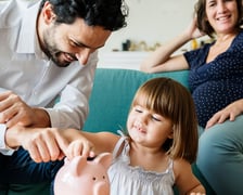 <h2>Gdzie, złożyć wniosek w programie Aktywny Rodzic?</h2>
<p>Wniosek można złożyć wyłącznie elektronicznie poprzez aplikację mobilną mZUS, platformę eZUS, portal Empatia lub bankowość elektroniczną.</p>
<p>ZUS nie rozpatruje wniosk&oacute;w papierowych. Najlepiej złożyć dokumenty w miesiącu, w kt&oacute;rym dziecko kończy 12 miesięcy.</p>