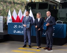 Ze strony Polskiej Grupa Zbrojeniowej S.A. umowę podpisał prezes zarządu Adam Leszkiewicz, a ze strony spółki Jelcz: prezes zarządu Mariusz Ptak oraz członek zarządu Małgorzata Węgłowska – Juskowiak