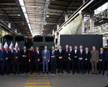 Polska Grupa Zbrojeniowa S.A. i JELCZ sp. z o.o. podpisały w czwartek, 5 marca 2026 roku Umowę Inwestycyjną dotyczącą projektu „Budowa nowej fabryki i zwiększenie zdolności produkcyjnych Jelcz sp. z o.o.”.