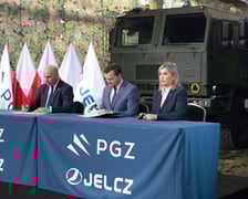 Ze strony Polskiej Grupa Zbrojeniowej S.A. umowę podpisał prezes zarządu Adam Leszkiewicz, a ze strony spółki Jelcz: prezes zarządu Mariusz Ptak oraz członek zarządu Małgorzata Węgłowska – Juskowiak