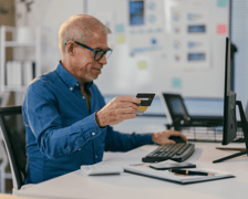 <h2>Gdzie szukać dokument&oacute;w potrzebnych do emerytury? Utopione, zgubione, porzucone</h2>
<p>Jeśli dokumenty potwierdzające zatrudnienie zabrała pow&oacute;dź, były pracodawca ogłosił upadłość albo nie zabezpieczył akt osobowych i płacowych to może być problem.</p>
<p>Zwłaszcza wtedy, gdy ktoś wypełnia wniosek o emeryturę, rentę, świadczenie przedemerytalne czy ustalenie kapitału początkowego, i chce udowodnić staż pracy i wysokość wynagrodzenia przed 1999 rokiem.</p>