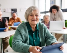 <h2>Emerytura. Co jest niezbędne?</h2>
<p>- Jeśli nie mamy wszystkich dokument&oacute;w to trzeba sprawdzić czy zakład pracy jeszcze istnieje. Jeśli nie, to na podstawie chociażby pism, wpis&oacute;w w książeczkowych dowodach osobistych wydawanych do końca 2000 roku czy legitymacji ubezpieczeniowej warto ustalić dokładną nazwę i adres ostatniej siedziby. To podstawa, żeby rozpocząć poszukiwania w archiwach i instytucjach komercyjnych przechowujących dokumentację osobową i płacową &ndash; wyjaśnia Iwona Kowalska-Matis, regionalny rzecznik prasowy ZUS na Dolnym Śląsku.</p>