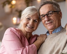 <h2>Jak znaleźć historię zatrudnienia? Gdzie szukać dokument&oacute;w do emerytury?</h2>
<p>Najłatwiej mają osoby, kt&oacute;rych pracodawca ciągle istnieje. Wtedy powinien on wystawić byłemu pracownikowi zaświadczenie o zatrudnieniu oraz o osiąganych zarobkach.</p>
<p>Jeśli jednak zakładu już nie ma i nie ma też następcy prawnego takiego przedsiębiorstwa, to informacji trzeba szukać w bazie zlikwidowanych lub przekształconych zakład&oacute;w pracy, kt&oacute;rą ZUS prowadzi na stronie internetowej.</p>
<p>- Taki kłopot może ominąć osoby, kt&oacute;re pracowały w małych zakładach, kt&oacute;re zatrudniały do 20 os&oacute;b, bo taki pracodawca miał obowiązek zgłaszania pracownik&oacute;w w ZUS z imienia i nazwiska, czyli w imiennych deklaracjach rozliczeniowych &ndash; dodaje Iwona Kowalska-Matis.</p>