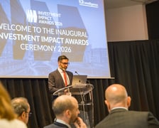 Przedstawiciele firm AIRA i Mercedes-Benz z nagrodami w Cannes.