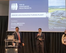 Przedstawiciele firm AIRA i Mercedes-Benz z nagrodami w Cannes.