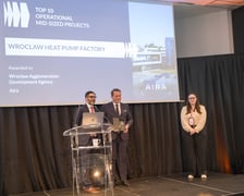 Przedstawiciele firm AIRA i Mercedes-Benz z nagrodami w Cannes.