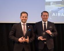 Przedstawiciele firm AIRA i Mercedes-Benz z nagrodami w Cannes.