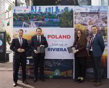 Przedstawiciele firm AIRA i Mercedes-Benz z nagrodami w Cannes.