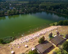 <p>Kąpielisko Park Glinianki, widok z drona.</p>