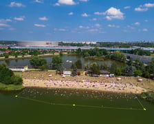 <p>Kąpielisko Park Glinianki, widok z drona.</p>