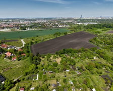 <p>Teren rolny przy ulicy Polnej na Brochowie, o kt&oacute;ry powiększony ma zostać Park Brochowski, widok z drona.&nbsp;</p>