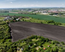 <p>Teren rolny przy ulicy Polnej na Brochowie, o kt&oacute;ry powiększony ma zostać Park Brochowski, widok z drona.&nbsp;</p>