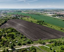 <p>Teren rolny przy ulicy Polnej na Brochowie, o kt&oacute;ry powiększony ma zostać Park Brochowski, widok z drona.&nbsp;</p>