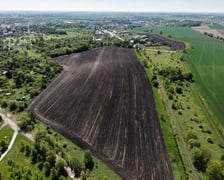 <p>Teren rolny przy ulicy Polnej na Brochowie, o kt&oacute;ry powiększony ma zostać Park Brochowski, widok z drona.&nbsp;</p>