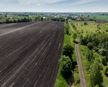 <p>Teren rolny przy ulicy Polnej na Brochowie, o kt&oacute;ry powiększony ma zostać Park Brochowski, widok z drona.&nbsp;</p>