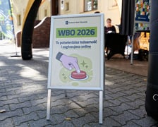 <p>Mobilny punkt umożliwiający potwierdzenie tożsamości i zagłosowanie w WBO 2026. W piątek 18 września punkt zlokalizowany był na Zaciszu, obok siedziby CAL Zacisze i Rady Osiedla Zacisze-Zalesie-Szczytniki.</p>