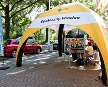 <p>Mobilny punkt umożliwiający potwierdzenie tożsamości i zagłosowanie w WBO 2026. W piątek 18 września punkt zlokalizowany był na Zaciszu, obok siedziby CAL Zacisze i Rady Osiedla Zacisze-Zalesie-Szczytniki.</p>
